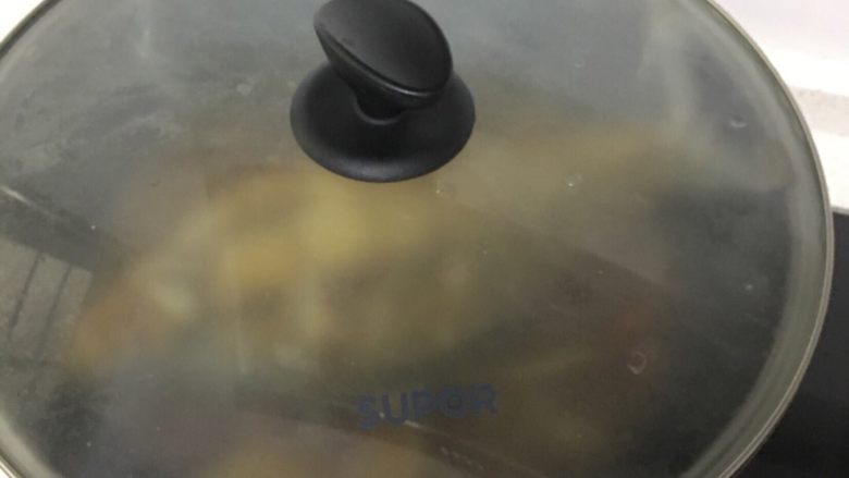 干烧武昌鱼,盖上锅盖焖煮,记得翻面