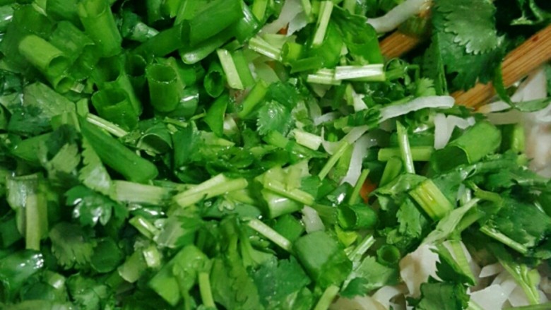 炝拌水疙瘩丝,小葱香菜洗净后切碎，加入咸菜丝里拌匀。