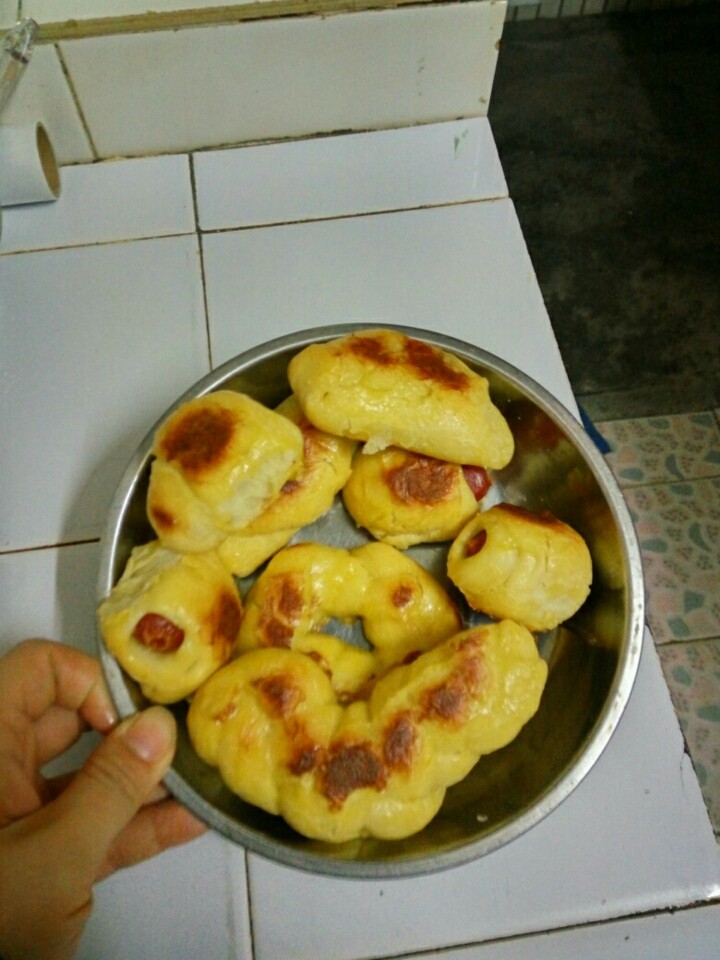 面包仔,香肠包出炉了。还是火候的问题,不能整个都金黄色噶,上下面比较焦。这个烤箱的控制火候还是不行。