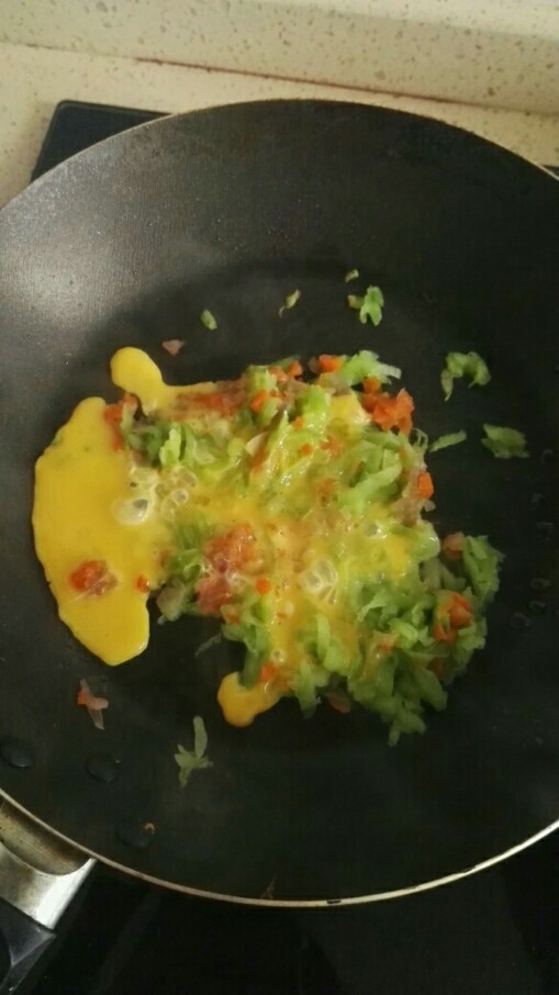 黄瓜滑蛋面配土豆饼,下鸡蛋，可以让蛋液稍凝固后再翻炒。备用。