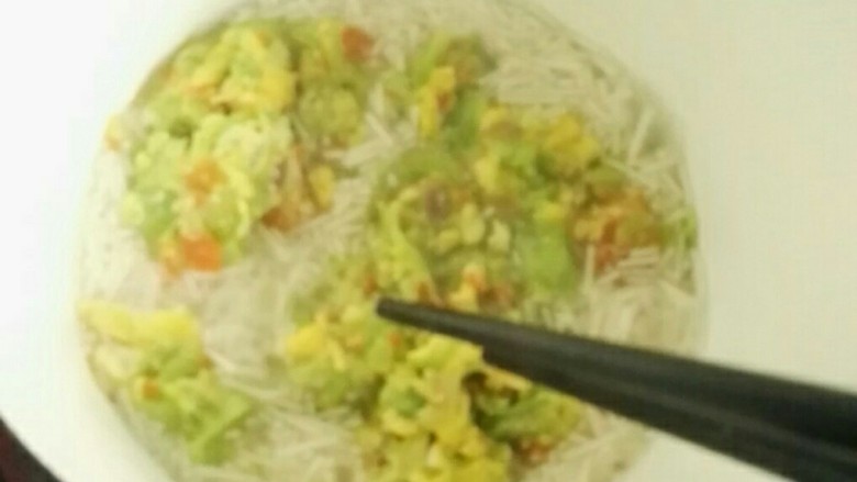 黄瓜滑蛋面配土豆饼,高汤煮面，等水开后，放入面条，再次开后放入黄瓜滑蛋，稍翻匀即可出锅。