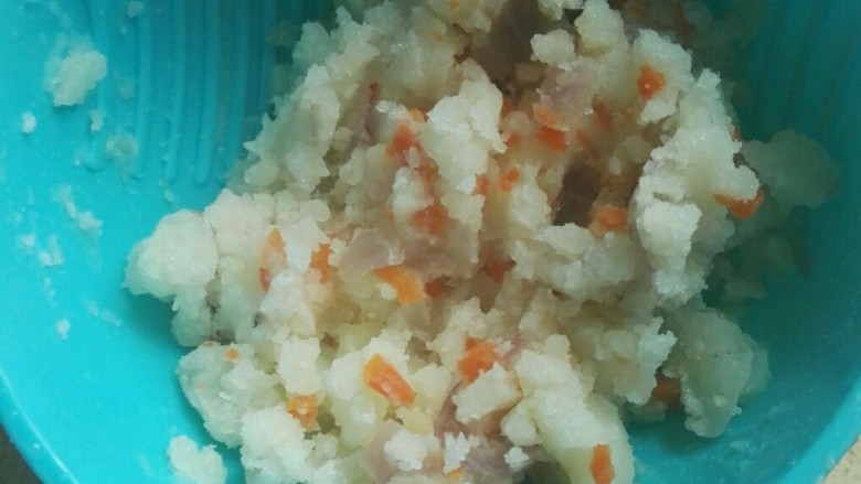 黄瓜滑蛋面配土豆饼,将煮熟的土豆用研磨碗研碎，也可以用料理机打。加入胡萝卜洋葱碎拌匀，捏成球压成饼状。