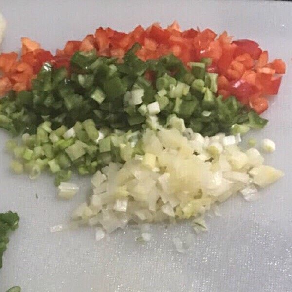 蟹黄豆腐,葱姜蒜切碎,嫩豆腐切块,红辣椒切块