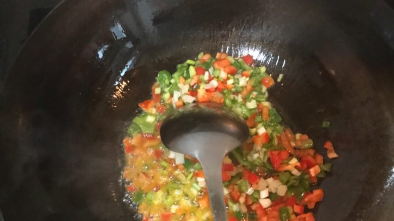 蟹黄豆腐,锅内倒油烧热,葱姜蒜炒出香味,加入适量的花椒粉、蟹黄膏炒香后加水