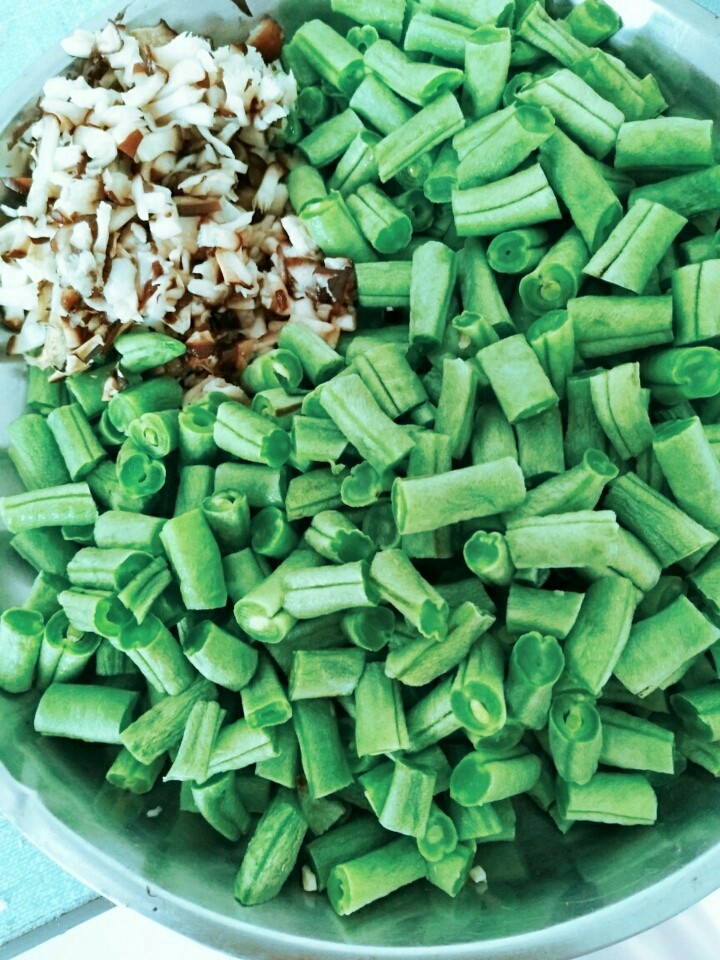 肉末豆角,<a style='color:red;display:inline-block;' href='/shicai/ 3639'>豆角</a>切小段，香菇切丁！放盘中备用
