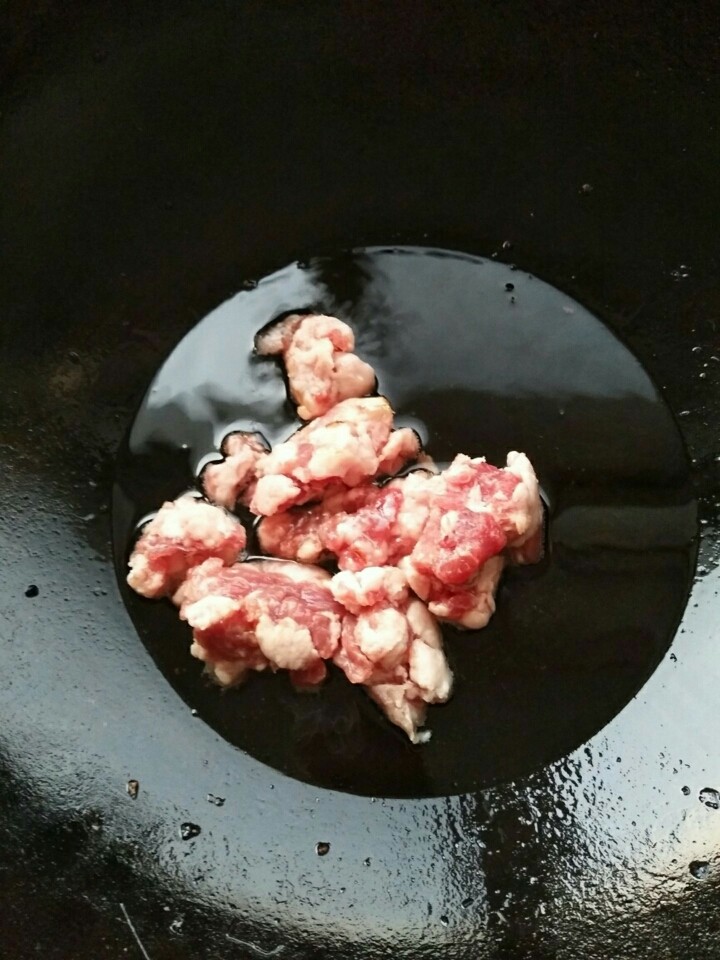 肉末豆角,锅中放油加热后放入肉馅煸炒至微黄！