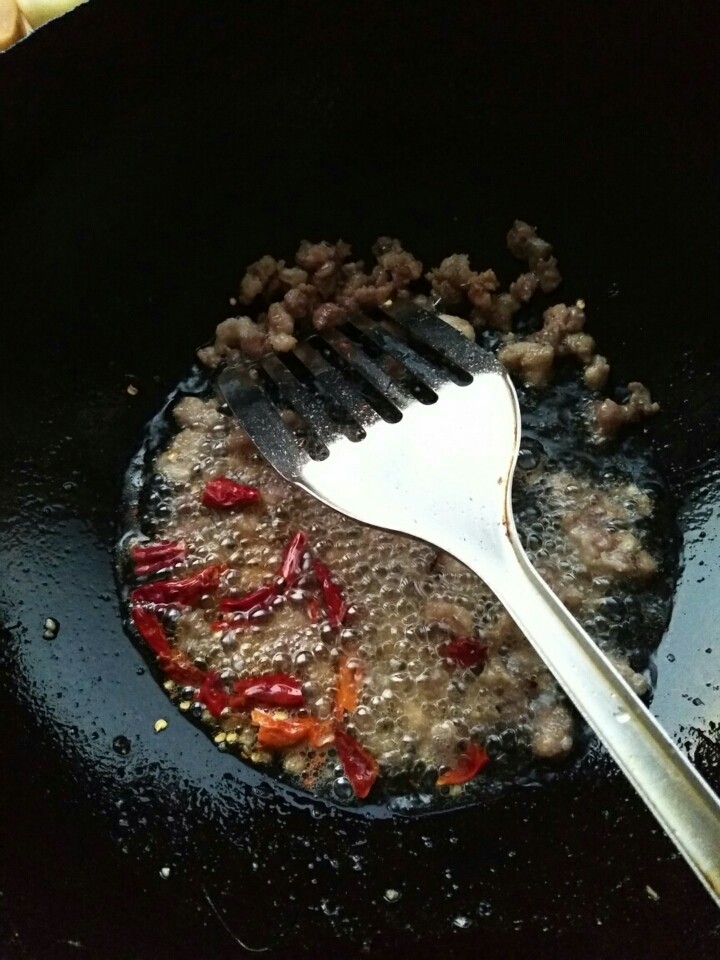 肉末豆角,放入干辣椒断翻炒后倒入豆角香菇