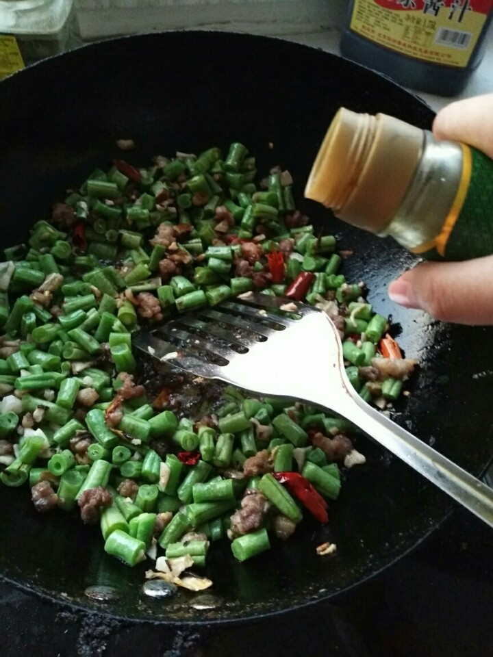 肉末豆角,翻炒豆角变色＋<a style='color:red;display:inline-block;' href='/shicai/ 692'>酱油</a>盐！