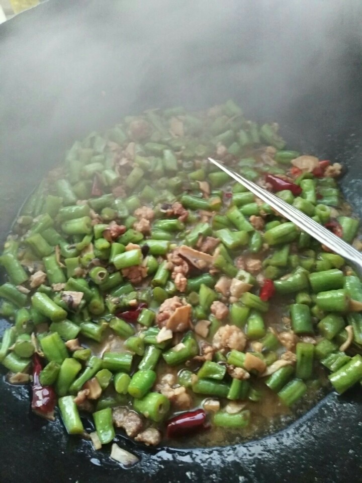 肉末豆角,加入适量水！炖至豆角软烂！收汁出锅