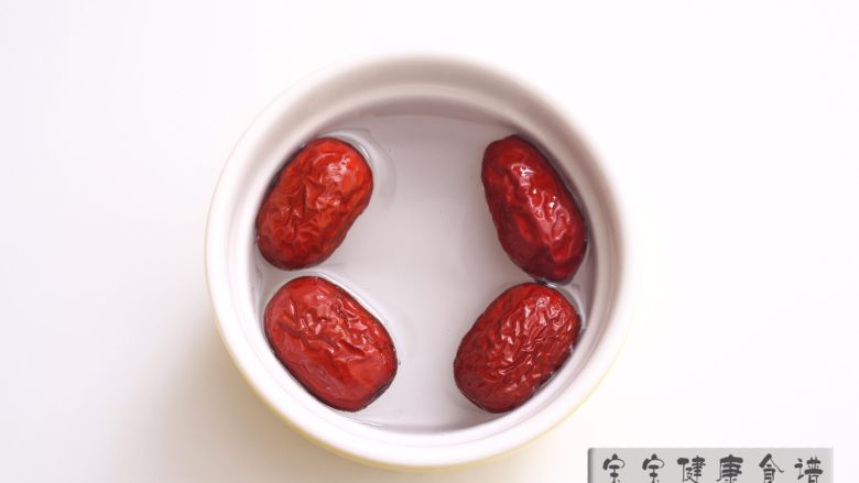 红枣核桃山药糊 宝宝健康食谱,红枣提前冷水浸泡1小时。
Tips:给小宝宝喝,最好把皮去掉,以免卡到宝宝嗓子。18个以上的宝宝, 如果肠胃消化能力发育得较好,料理机的