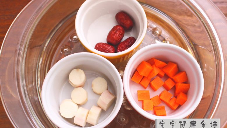 红枣核桃山药糊 宝宝健康食谱,山药去皮切块,胡萝卜去皮切丁,和红枣一起上锅蒸15分钟。
Tips: 麻麻们在给山药削皮时,请戴手套,以免手沾上皮后发痒。