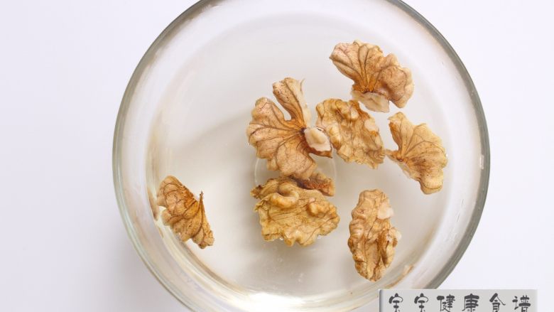 红枣核桃山药糊 宝宝健康食谱,准备一碗开水,把剥好的核桃仁放到热水里浸泡五分钟后去皮。
