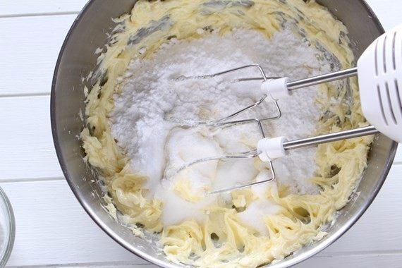 玻璃曲奇,用打蛋器打发到糖完全融化,黄油颜色变浅,体积变大