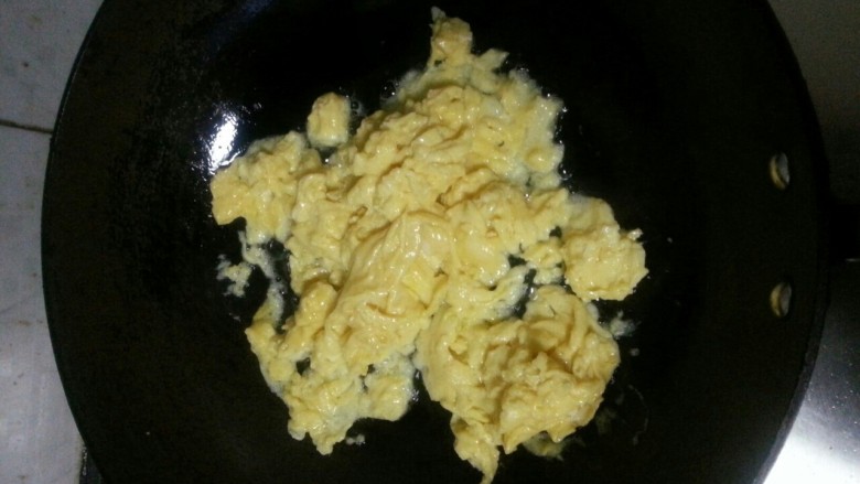 菠萝时蔬蛋炒饭,热锅炒鸡蛋,鸡蛋金黄,取出备用
