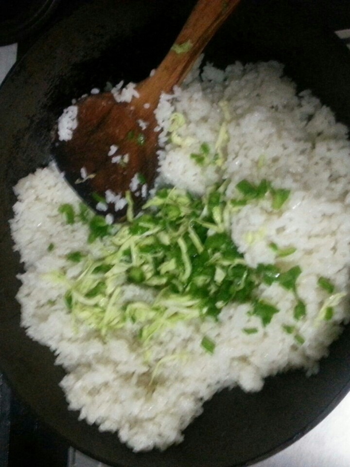 菠萝时蔬蛋炒饭,加入时蔬,翻炒