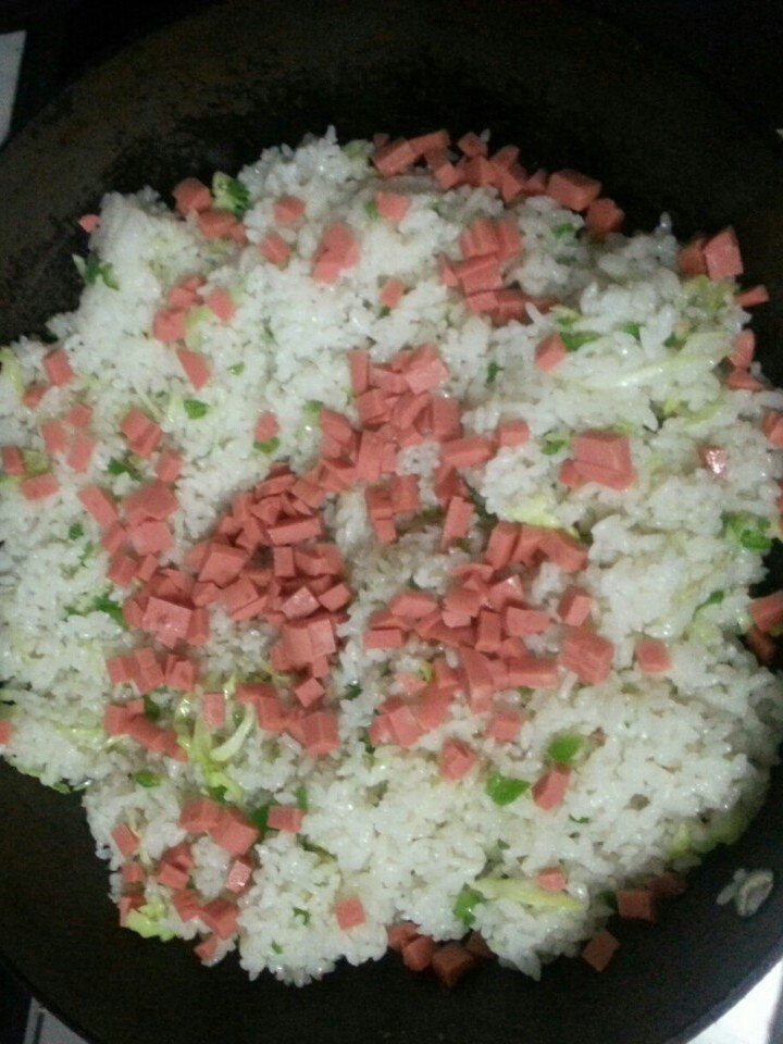 菠萝时蔬蛋炒饭,加入火腿肠,翻炒