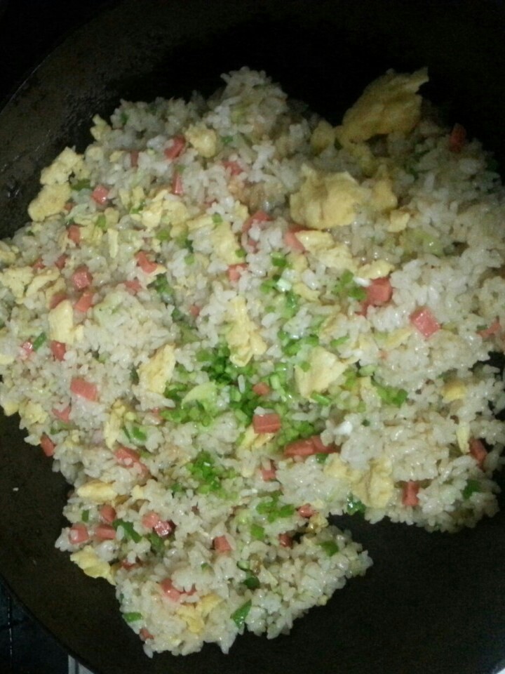 菠萝时蔬蛋炒饭,加入鸡蛋,翻炒