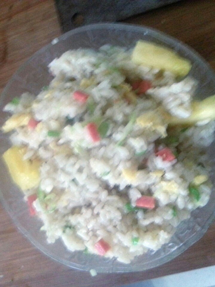 菠萝时蔬蛋炒饭,菠萝翻炒十几秒就关火,然后就可以开饭了