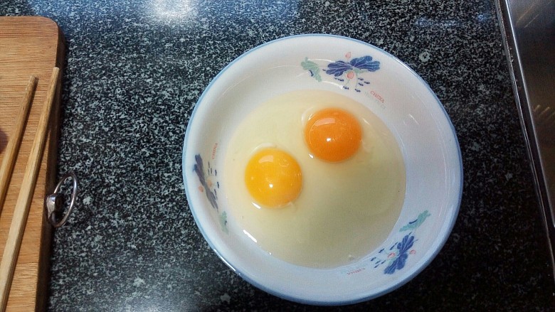 圣女果青椒小葱养生煎饼,<a style='color:red;display:inline-block;' href='/shicai/ 9'>鸡蛋</a>加盐,蜂蜜用打蛋器打均即可。