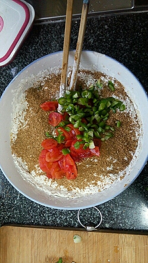 圣女果青椒小葱养生煎饼,接着加入圣女果,青椒