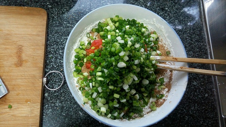圣女果青椒小葱养生煎饼,香葱,一起用力搅拌5—6分钟,再次加入食盐,白糖,蜂蜜,可自行调节口味浓度。
