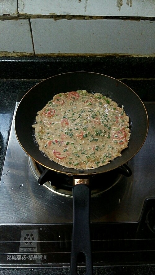 圣女果青椒小葱养生煎饼,不粘锅加入色拉油,剩入两瓢入锅。