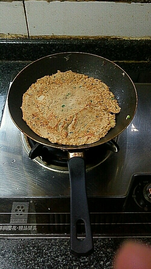 圣女果青椒小葱养生煎饼,颜色金黄,翻面,装盘即食