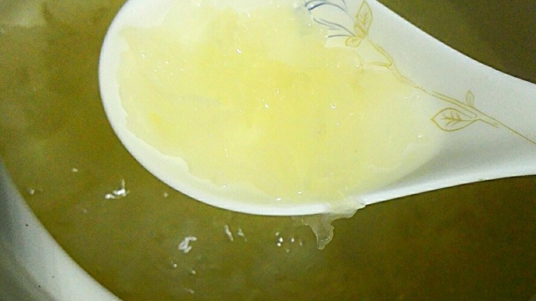 冰糖雪梨银耳红枣羹,这个是炖一个多小时的状态,出胶了