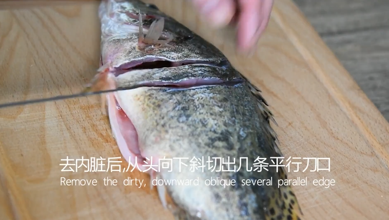 鲜上加鲜的做法——清蒸桂鱼,去内脏后,从头向下斜切出几条平行的刀口,只切单面