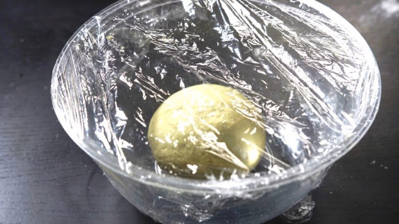 抹茶豆大福软欧,将面团团成团后,缝口朝下放入面包盆内,盖上保鲜膜。40℃发酵25-35分钟