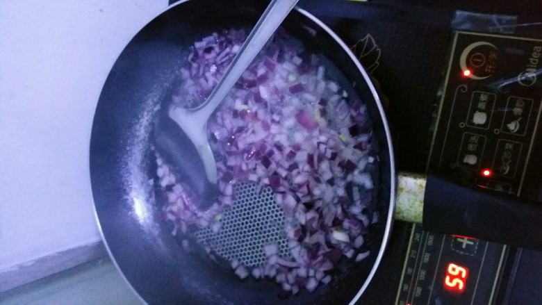 电饭煲抓饭,放油,等油锅热了,放入洋葱,翻遍别炒黑了就行。在放入牛肉翻炒。