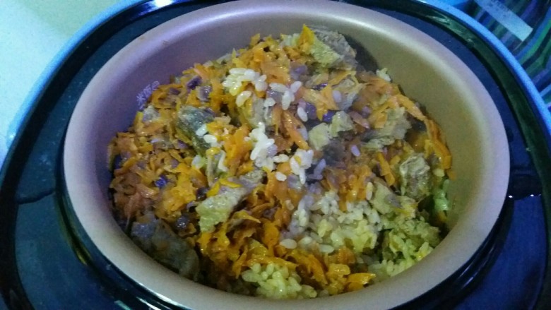 电饭煲抓饭,正常盖上盖子,蒸饭就行。