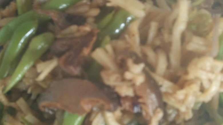 素闷饼,待汤汁即将收干时挑动饼丝,与食材混合,再炒至汤汁完全收干后再炒至有金黄色的锅巴为止,这样就完成了!