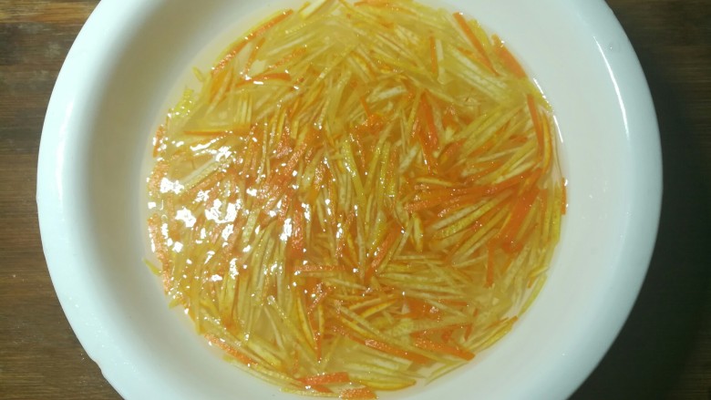 蜂蜜柚子茶,把两种皮浸在<a style='color:red;display:inline-block;' href='/shicai/ 156925'>水</a>中两小时以上，期间换三四次<a style='color:red;display:inline-block;' href='/shicai/ 156925'>水</a>。（泡的时间长，多换几次<a style='color:red;display:inline-block;' href='/shicai/ 156925'>水</a>，苦味淡些。）