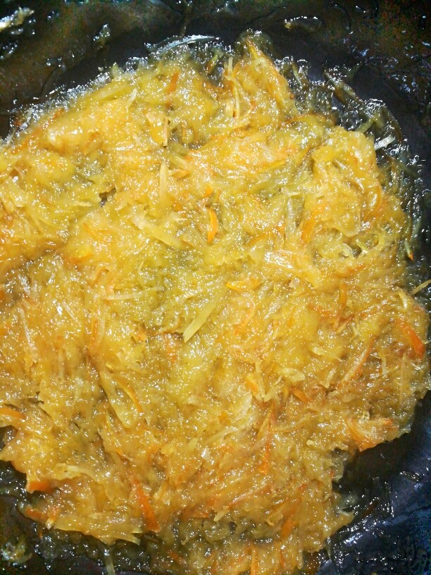 蜂蜜柚子茶,冰糖融化后,火力调小,要用锅铲不停铲动,以免粘锅底。