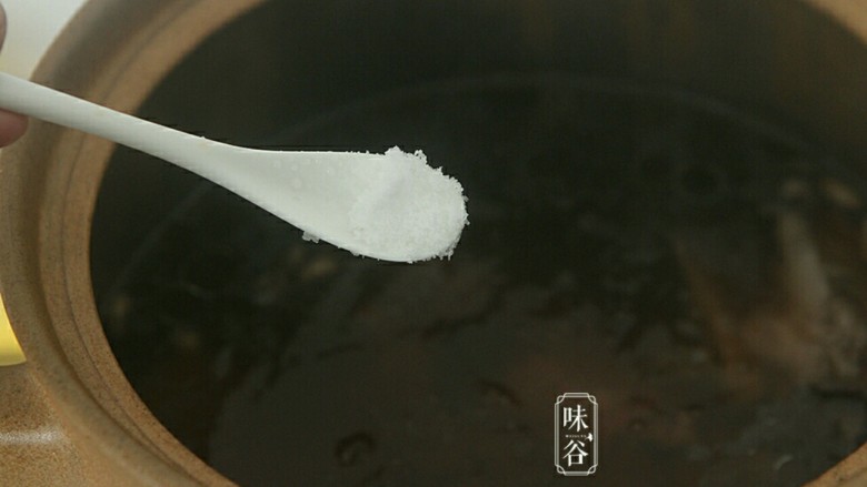 清热祛湿的沙葛猪骨汤,关火前加入适量的食盐调味即可。