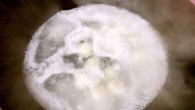 这样煮汤圆,99%的人都爱吃(一),当汤圆浮起,迅速改文火煮。水开后适当点些凉水,使锅中的汤保持“似滚非滚”的状态,点二次凉水后,加入醪糟煮一会儿即熟。