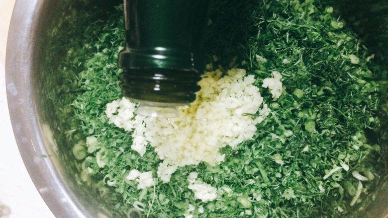 好吃易做 茴香馅饼,将姜末倒入切好的茴香里均匀搅拌