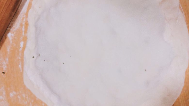 好吃易做 茴香馅饼,将第2个饼皮覆盖上,封口