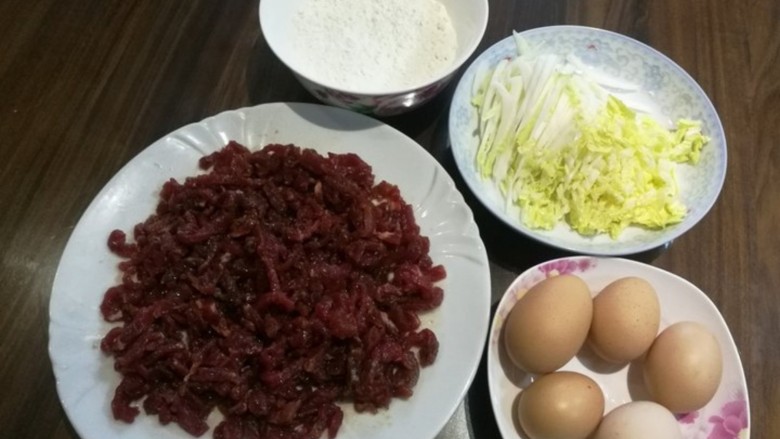 鸡蛋牛肉卷,食材准备(<a style='color:red;display:inline-block;' href='/shicai/ 216'>牛肉</a>、<a style='color:red;display:inline-block;' href='/shicai/ 113'>大白菜</a>、<a style='color:red;display:inline-block;' href='/shicai/ 9'>鸡蛋</a>、<a style='color:red;display:inline-block;' href='/shicai/ 519'>面粉</a>)，<a style='color:red;display:inline-block;' href='/shicai/ 113'>大白菜</a>丝切细点。