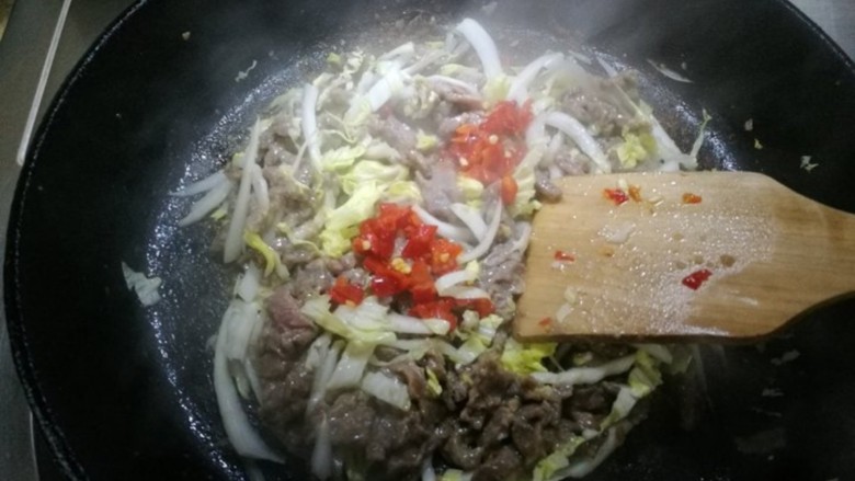 鸡蛋牛肉卷,加入大白菜，<a style='color:red;display:inline-block;' href='/shicai/ 691'>辣椒酱</a>(个人喜好)，牛肉翻炒至8成熟既可，装盘待用。