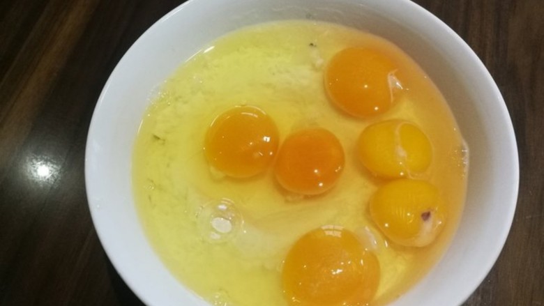 鸡蛋牛肉卷,鸡蛋均匀搅拌。