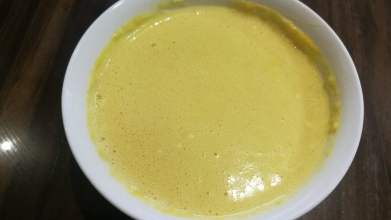 鸡蛋牛肉卷,搅拌后倒入面粉、加适量细盐、<a style='color:red;display:inline-block;' href='/shicai/ 3250'>葱</a>花，再均匀搅拌。