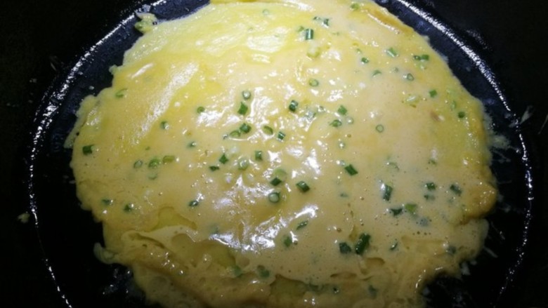 鸡蛋牛肉卷,起油锅倒入鸡蛋面粉汁，调至中火。