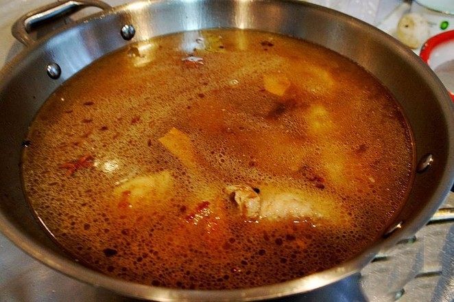 铁锅炖排骨,
加入适量的水
