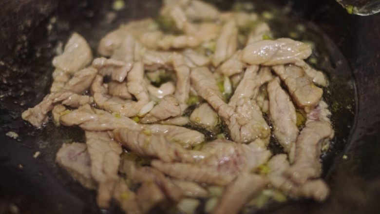 韭黄炒肉,下肉丝翻炒