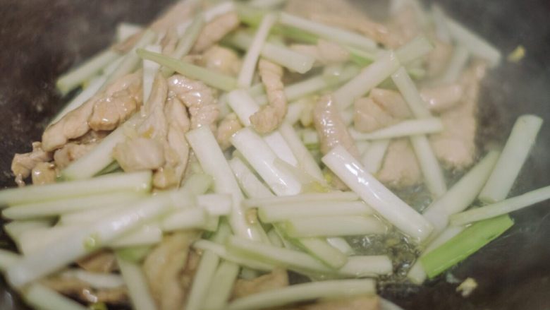 韭黄炒肉,先放韭菜头,翻炒三十秒
