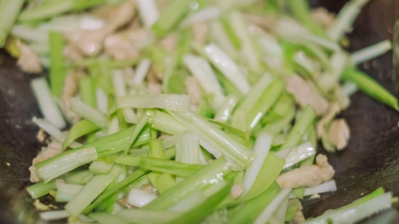 韭黄炒肉,再放韭菜叶~继续翻炒