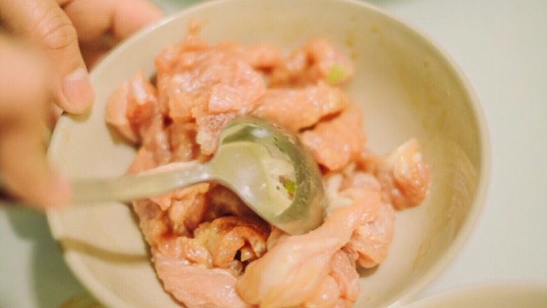 韭黄炒肉,搅拌搅拌~然后腌制十分钟左右