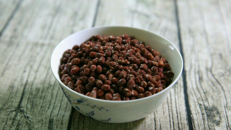 红豆香蕉酸奶,将煮熟的<a style='color:red;display:inline-block;' href='/shicai/ 3607'>红豆</a>放到碗里备用。